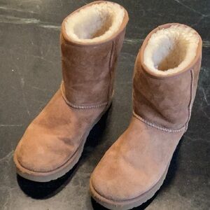 Excellent condition tan short UGG #5825
